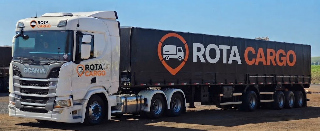 Caminhão branco Rota Cargo
